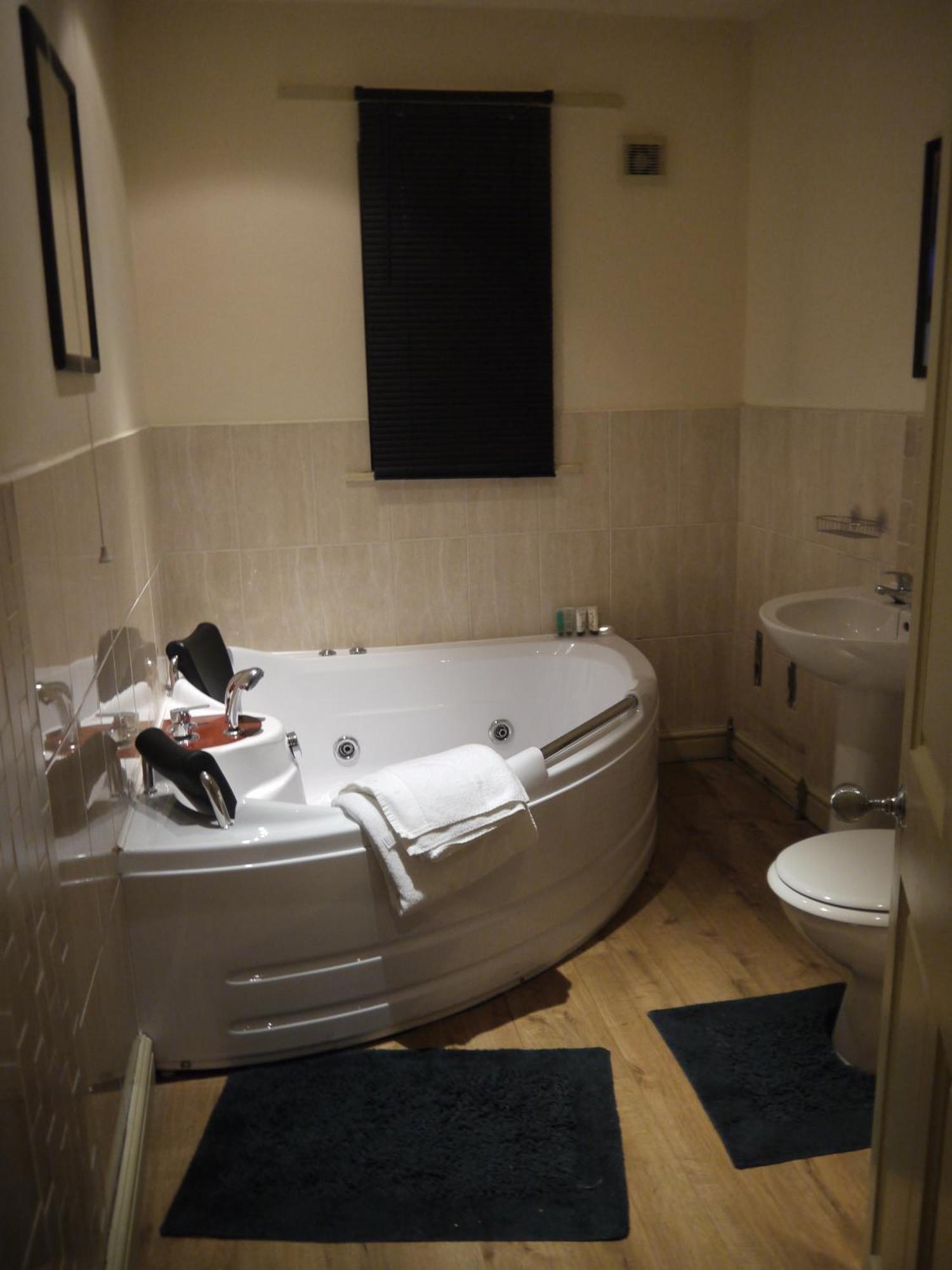 Dimple Well Lodge Hotel Вэйкфильд Экстерьер фото